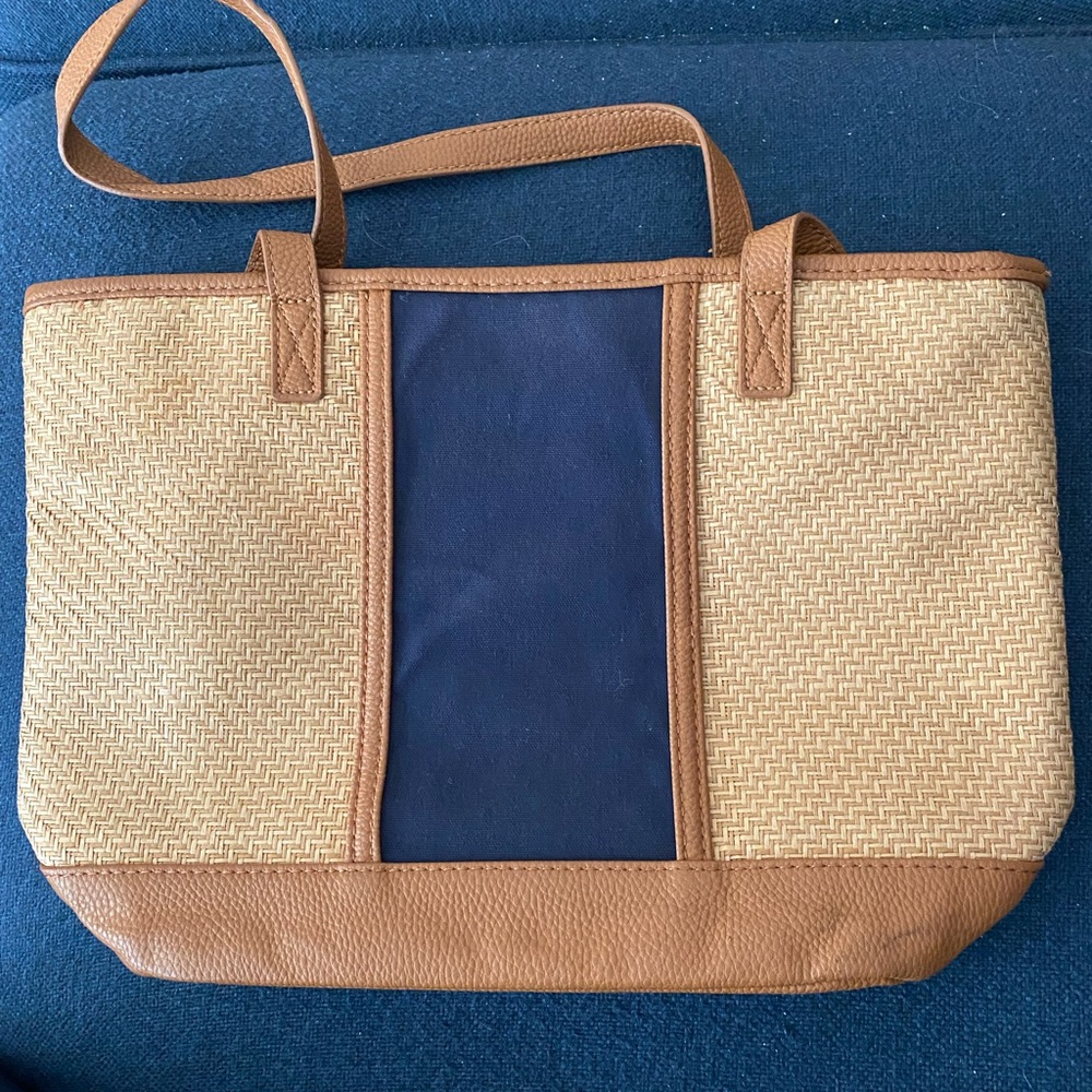 Thirty one Straw Tote. Inside zipper area. Pockets for cell phone etc